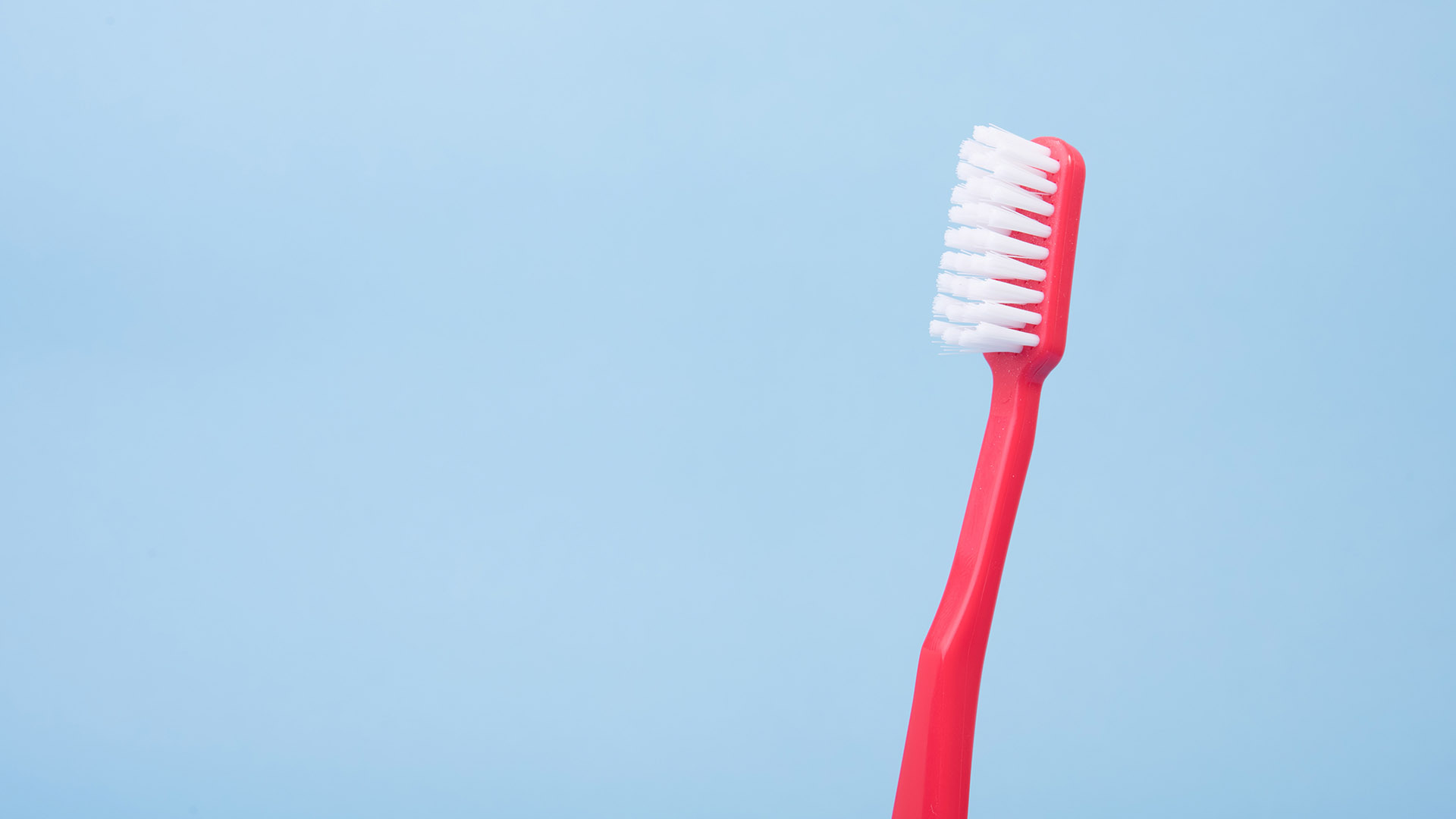 Rode tandenborstel als voorbeeld van dagelijkse routine